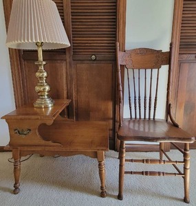 lot 46 image: Stiffel Lamp, Nightstand & Oak Chair Collection