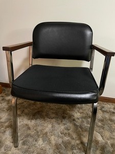 lot 228 image: Black Classic Office ChairSide Chair