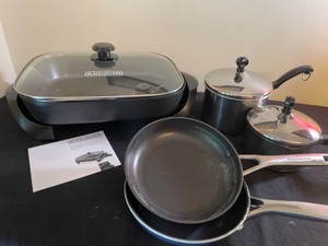 lot 296 image: Black & Decker Electric Skillet Plus Fry Pans