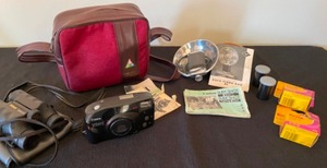 lot 71 image: Photography Set with camera, film, light, binoculars