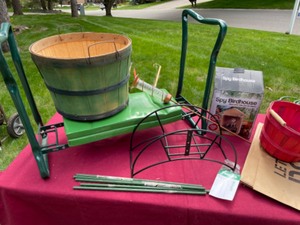 lot 255 image: Gardening Items