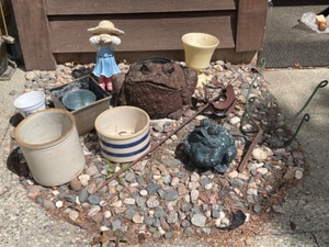 lot 257 image: Outdoor Pots & Lawn Art
