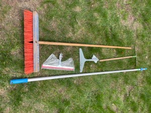 lot 267 image: Squeegee & Broom