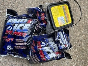 lot 273 image: Ice Melt Bags & Roof Melt