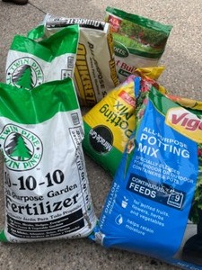lot 276 image: Potting Soil & Lawn Fertilizer