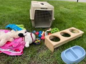 lot 278 image: Dog Kennel, Bowl Stand & Toys