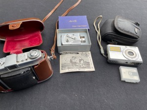 lot 50 image: Vintage 1940s Minte 16 Universal Camera Corp & Kodak Retina 1B, Sony Cybershot