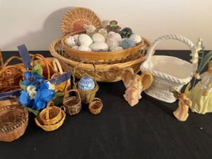 lot 120 image: Hand Painted Hollow Eggs & Baskets