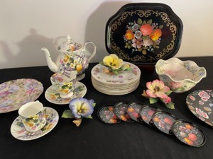 lot 160 image: Arthur Wood & Sons Vintage Porcelain Teapot and Windsor Castle Purchases