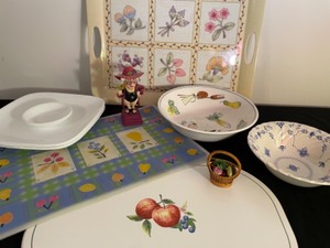 lot 283 image: Corelle Plates, Tray, Bowls & Placemats