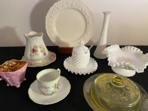 lot 199 image: Vintage Collection of Depression Glass, Milk Glass & Wedgewood Plate