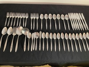 lot 285 image: Oneida Stainless Silverware