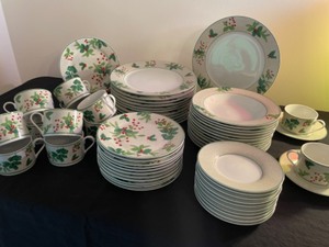 lot 126 image: Lillian Vernon 12-piece Holiday Dishes