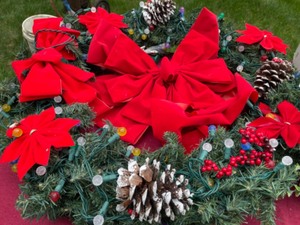 lot 243 image: Holiday Wreath & Pinecones