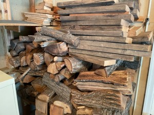 lot 140 image: Firewood and other wood pieces
