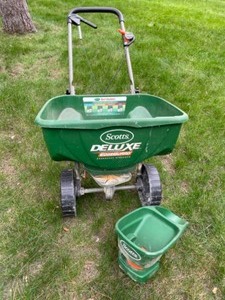 lot 244 image: Scott Fertilizer & Seed Spreaders