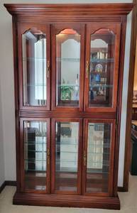 lot 7 image: Lighted Glass Display Cabinet with Adjustable Glass Shelves