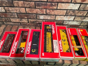 lot 90 image: Lionel Train Engine and Six Cars in Boxes