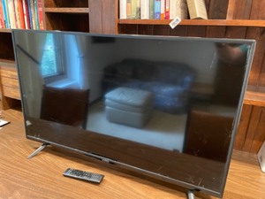 lot 6 image: Vizio 40 Diagonal TV