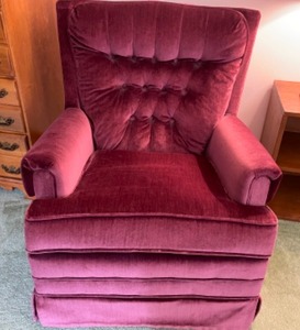 lot 83 image: Comfortable Swivel Crushed Velvet Chair