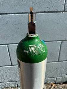 lot 9 image: Medline Oxygen Gas Tank Cylinder with Medline HCS8715M Regulator - Great Condition