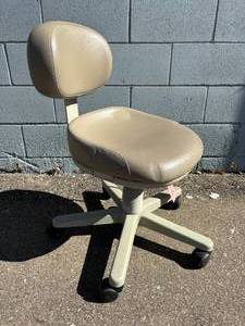 lot 10 image: WOW MSRP $1200 Midmark Hand Operated Air Lift Mobile Height Adjustable Dental Clinic Stool Chair - Excellent Working Condition