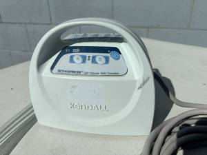 lot 57 image: Kendall SCD Express with Vascular Refill Detection - Comes With Hoses & Great Working Condition