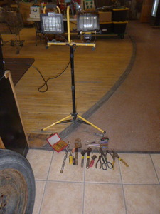 lot 7 image: Shop Light & Miscellaneous Tools