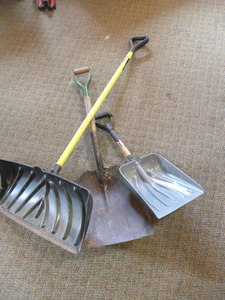 lot 40 image: 3 Shovels