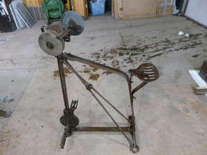 lot 67 image: Vintage Luther Grinder Mfg. Pedal Grinder