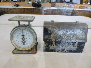 lot 83 image: Vintage Pieces