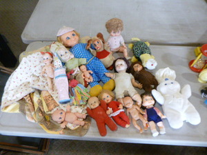 lot 102 image: Vintage Dolls