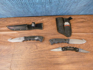lot 212 image: 3 Smith & Wesson Hunting Knives