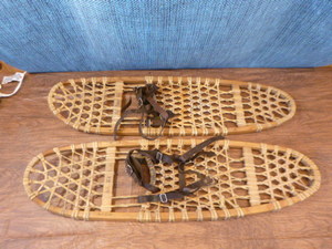 lot 304 image: Tubbs Snowshoes
