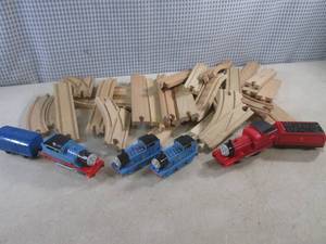 (CSB) Assorted Thomas The Train Engines, Cars and Wood Track