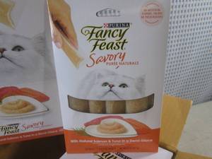 (F-0) Case of Cat Treats 30 - 4-Pack  2 Inner Boxes with 15 4-Packs Fancy Feast Puree Salmon &amp Tuna Past Date