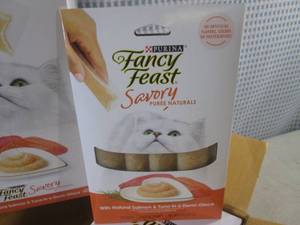 (F-0) Case of Cat Treats 30 - 4-Pack  2 Inner Boxes with 15 4-Packs Fancy Feast Puree Salmon &amp Tuna Past Date