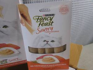 (F-0) Case of Cat Treats 30 - 4-Pack  2 Inner Boxes with 15 4-Packs Fancy Feast Puree Salmon &amp Tuna Past Date