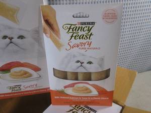 (F-0) Case of Cat Treats 30 - 4-Pack  2 Inner Boxes with 15 4-Packs Fancy Feast Puree Salmon &amp Tuna Past Date
