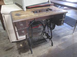 (GRG) Vintage Davis Manual Sewing Machine Cabinet Cast Iron Frame No Sewing Machine