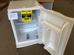 Magic Chef 2.6 cu. ft. Mini Fridge in White Customer return review pictures