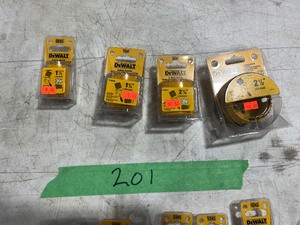 DEWALT QUICK CHANGE MANDREL & HOLE SAWS