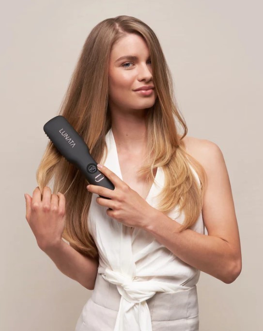 lot 897 image: LUNATA CORDLESS HOT BRUSH