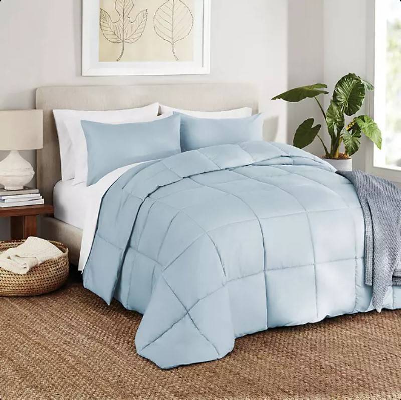 lot 400 image: NEW Members Mark Down Alternative 3-pc Comforter Set - Twin  Twin XL Blue Crest
