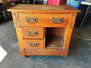 lot 1 image: Vintage Spoon Carved Wash Stand On Casters 32x17x32
