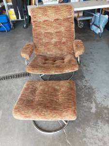 lot 2 image: Retro Stressless Recliner Chair With Ottoman 33w x 39t