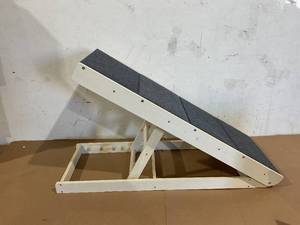 lot 102 image: Pet Ramp, Measures 16 x 39