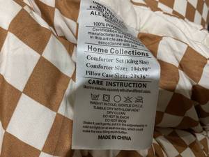 lot 269 image: Checkered King Size Comforter Set