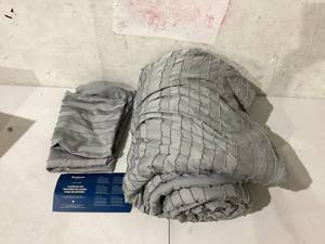 lot 460 image: bedsure light grey comforter Queen Set