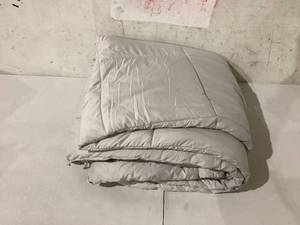 lot 472 image: BedSure Comforter